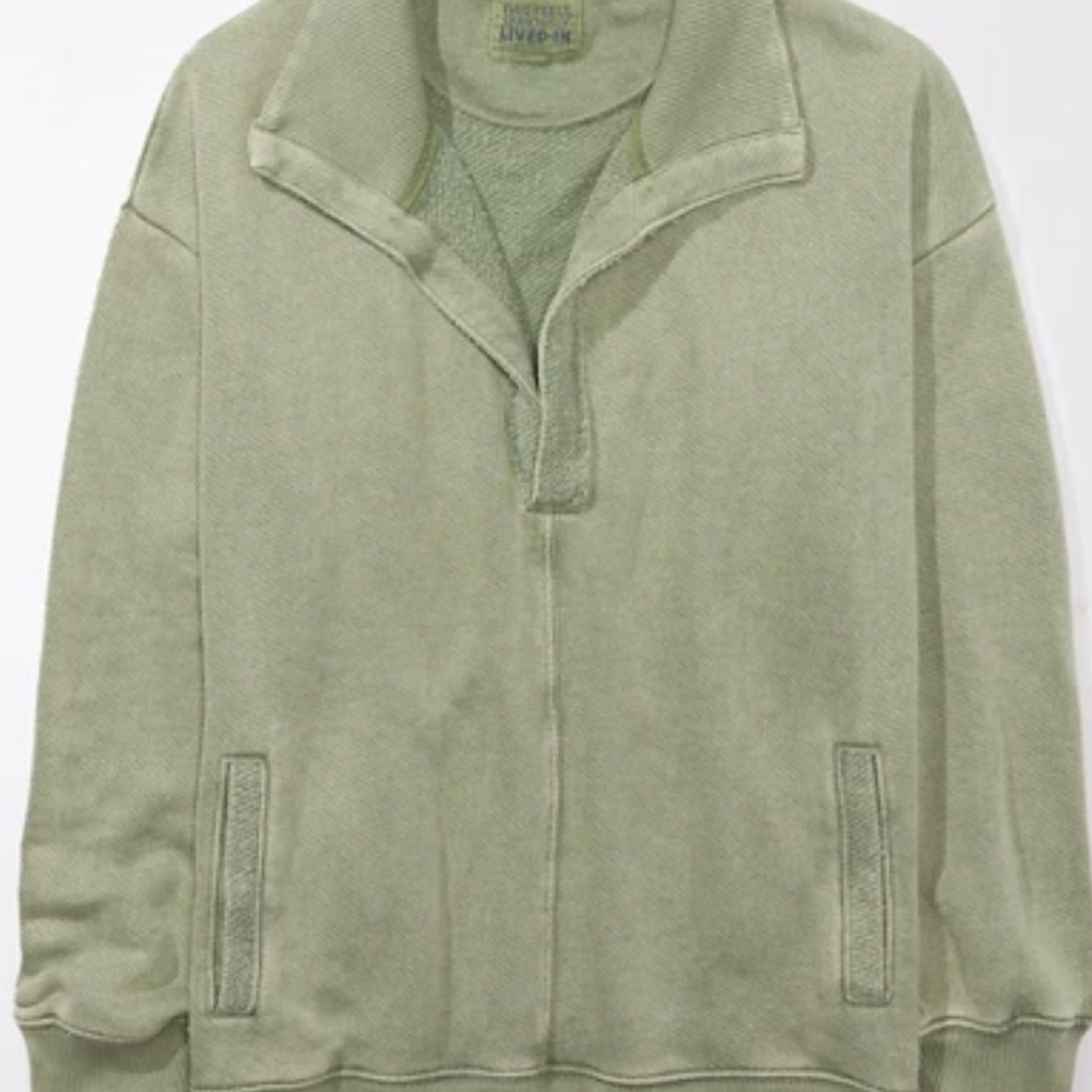 NWT- Women’s’ Large American Eagle Outfitters Olive Collared Sweatshirt 🫒